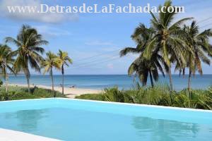 Venta de magnífica villa frente a la playa, piscina y terraza con vista la  mar en Guanabo Habana del Este La Habana Cuba - - calle primera